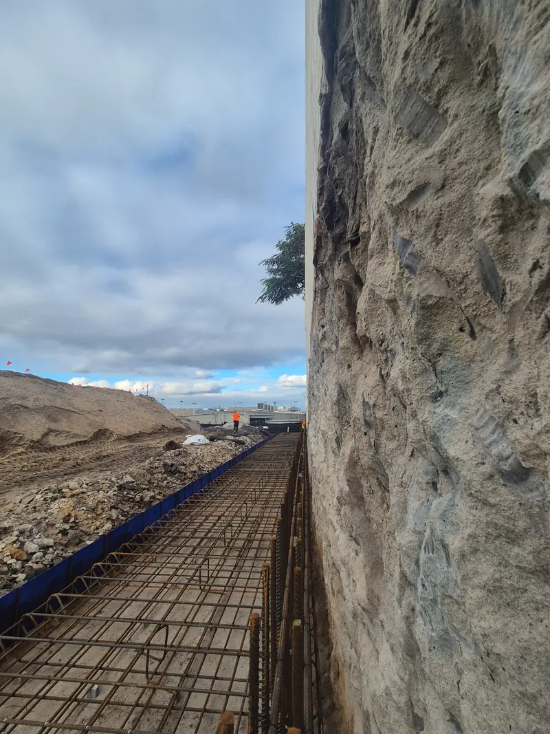 Steel reinforcement mesh laid along a stabilised excavation wall